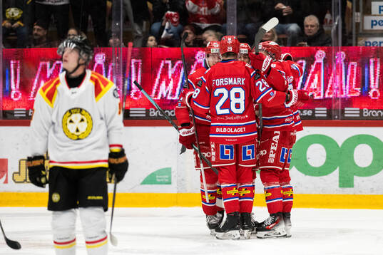 Timrås Anton Lander jublar med lagkamrater