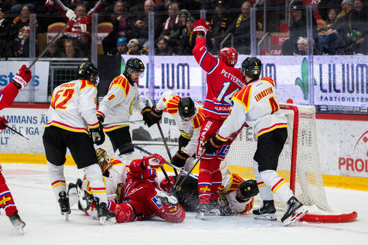 Kamp framför Brynäs målvakt Erik Källgren