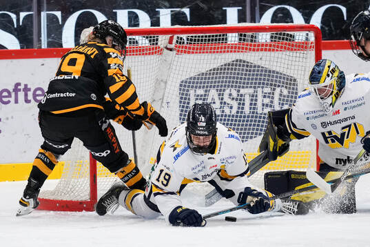 Skellefteås Jenna Pirttijärvi och HV71s Klara Seroiszkova
