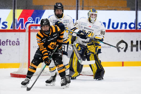 Skellefteås Mikayla Lantto och HV71s Klara Seroiszkova