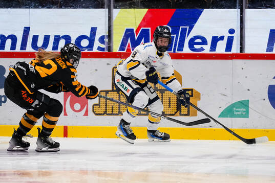 Skellefteås Sini Karjalainen och HV71s Hilda Svensson