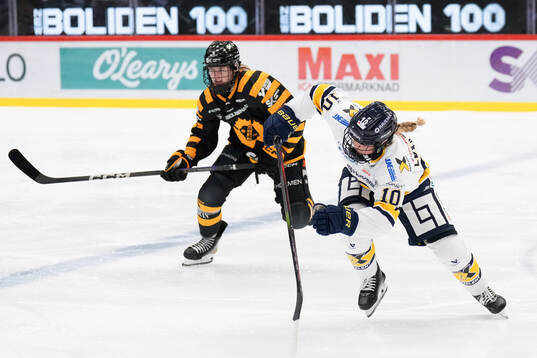 Skellefteås Ronja Mogren och HV71s Tea Løkke Nyberg
