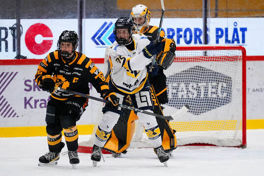 Skellefteås Malou Berggren och HV71s Alva Johansson