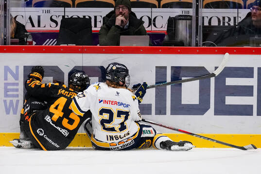Skellefteås Aino Karppinen och HV71s Teghan Inglis