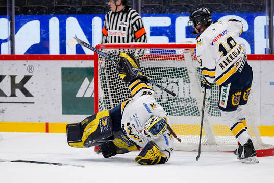 HV71s målvakt Viktorie Svejdova och Emmi Rakkolainen