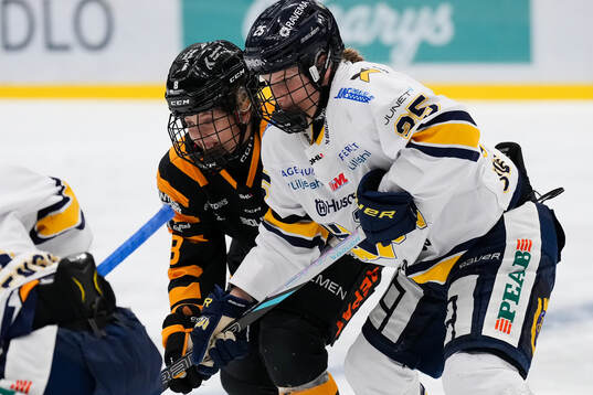 Skellefteås Tyra Håkansson och HV71s Alva Johansson