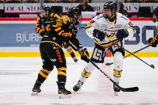 Skellefteås Vilma Granlund och HV71s Emmi Rakkolainen