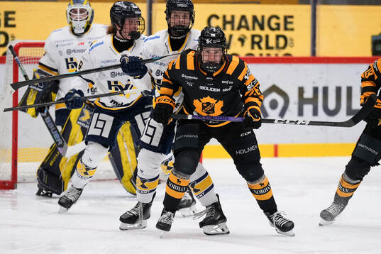 HV71s Alva Johansson och Skellefteås Ida Kuoppala