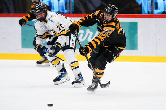 HV71s Elin Svensson och Skellefteås Sini Karjalainen