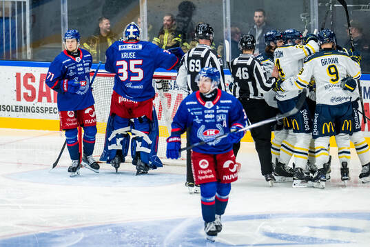 Oskarshamns målvakt Emil Kruse deppar