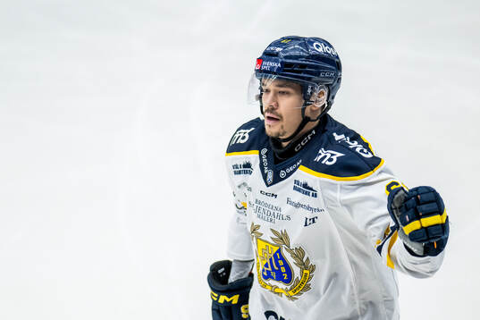 Södertäljes Miikka Pitkänen jublar
