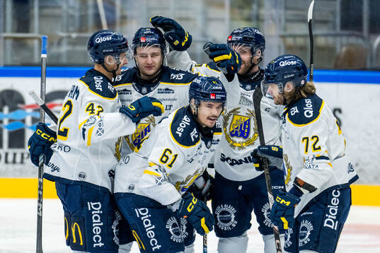 Södertäljes Miikka Pitkänen jublar