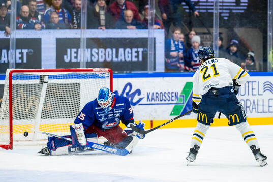 Oskarshamns målvakt Emil Kruse och Södertäljes Nolan