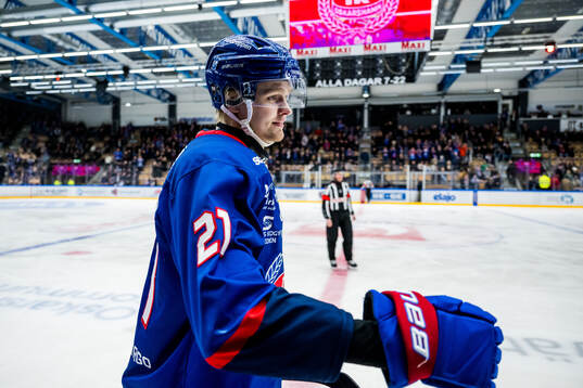 Oskarshamns Hampus Karlsson jublar