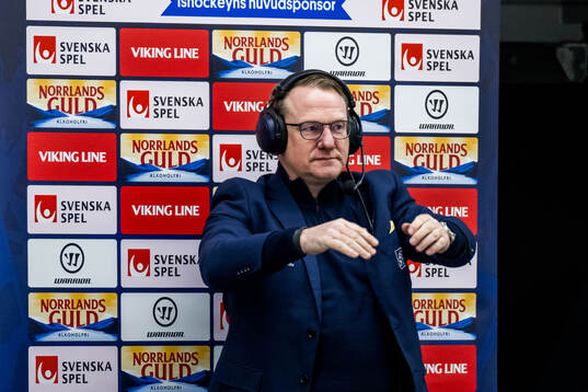 Södertäljes tränare Magnus Bogren jublar