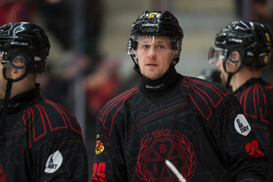 Brynäs Linus Ölund innan ishockeymatchen i SHL mellan