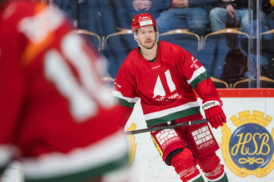 Modos Victor Berglund innan ishockeymatchen i SHL mellan