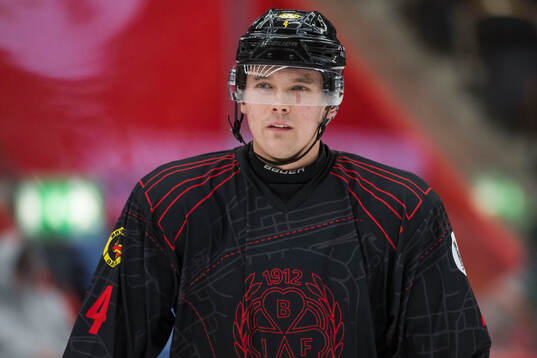 Brynäs Theo Lindstein innan ishockeymatchen i SHL mellan