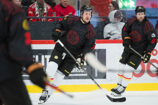 Brynäs Miks Indrasis innan ishockeymatchen i SHL mellan