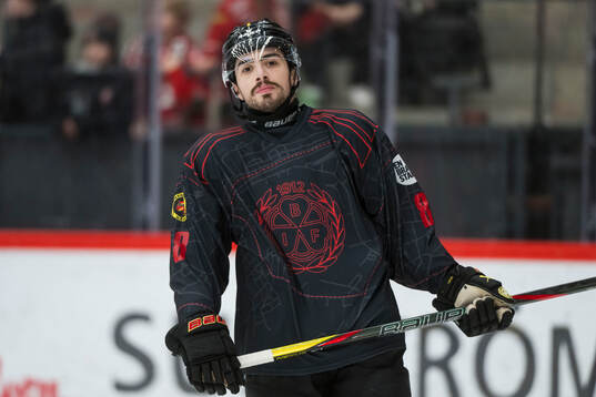 Brynäs Bobby Trivigno innan ishockeymatchen i SHL mellan