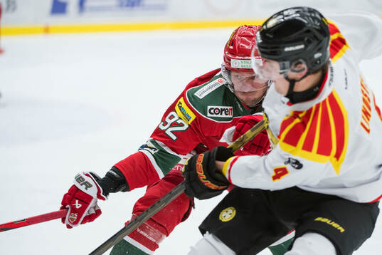 Modos Jesper Olofsson nder ishockeymatchen i SHL mellan