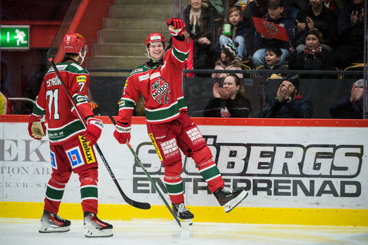 Modos Mattias Norlinder jublar