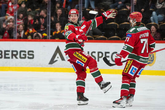 Modos Mattias Norlinder jublar
