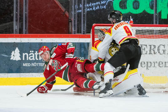 Modos Oscar Pettersson och Brynäs målvakt Ludvig Persson