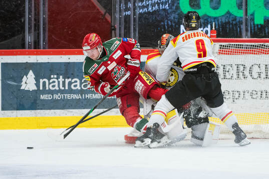 Modos Oscar Pettersson och Brynäs målvakt Ludvig Persson