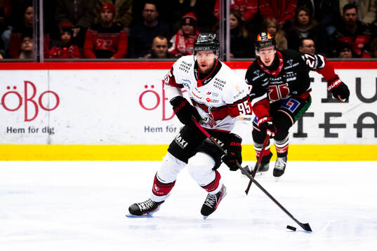 Malmö Redhawks Carl Persson och Örebros Peetro Seppälä