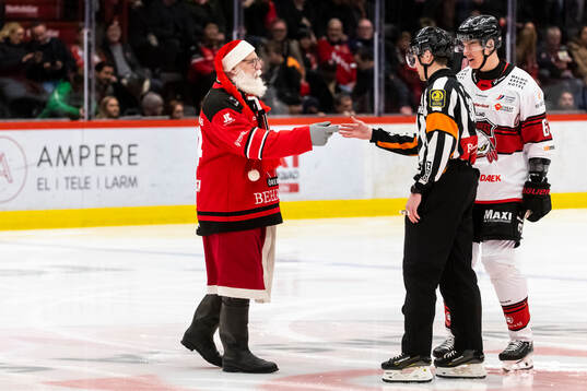 Jultomten lämnar matchpucken till domaren