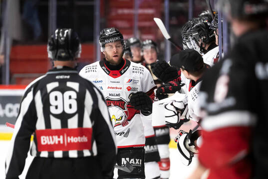 Malmö Redhawks Carl Persson jublar