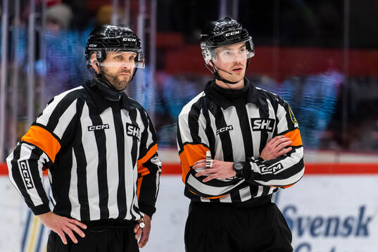 Domarna Marcus Linde och Filip Eriksson