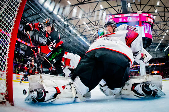 Örebros Hannes Björninen och Malmö Redhawks målvakt