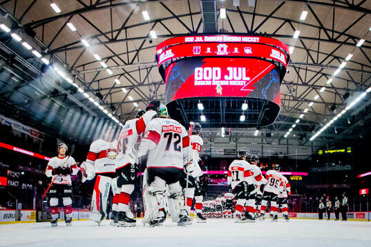 Malmö Redhawks målvakt Daniel Marmenlind jublar med