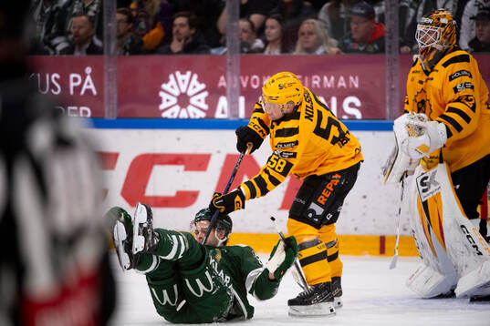 Färjestads Viktor Lodin och Skellefteås Oskar Nilsson och