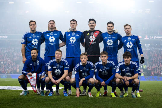 The starting eleven of Molde pose for a team group photo