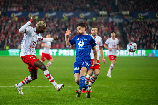 Maxwell Woledzi of Fredrikstad and Kristoffer Haugen of