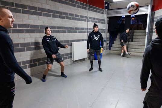 Frölundas Noah Dower Nilsson och Henrik Tömmernes värmer