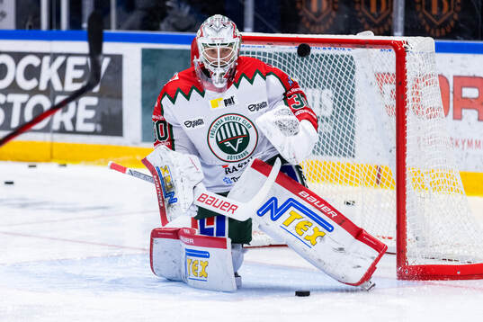 Frölundas målvakt Tobias Normann på uppvärmningen