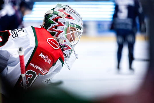 Frölundas målvakt Tobias Normann på uppvärmningen