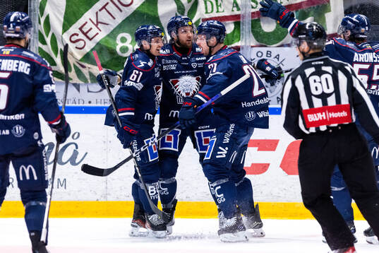 Linköpings Robin Kovacs jublar med lagkamrater