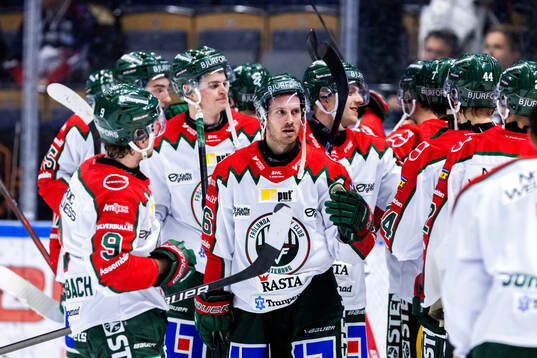 Frölundas Erik Thorell jublar med lagkamrater
