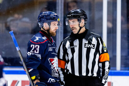 Linköpings Robin Kovacs och Domare Linus Öhlund