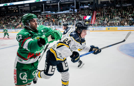 Rögles Josh Dickinson och HV71s Oscar Fisker Molgaard