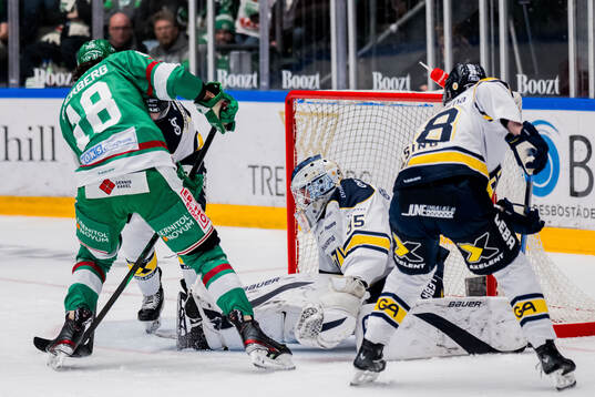 Rögles Dennis Everberg och HV71s målvakt Olof Glifford