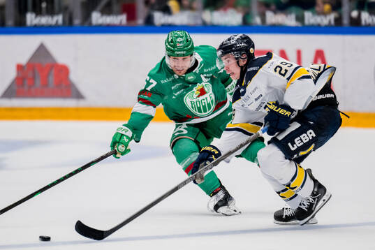 Rögles Leon Bristedt och HV71s Wilhelm Hallquisth