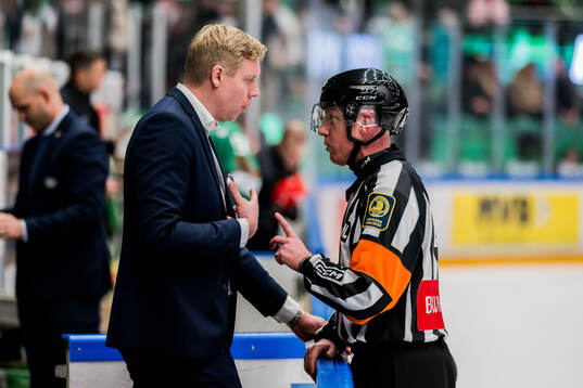 HV71s tränare Anton Blomqvist i samtal med Domare Mikael