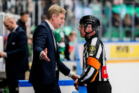 HV71s tränare Anton Blomqvist i samtal med Domare Mikael