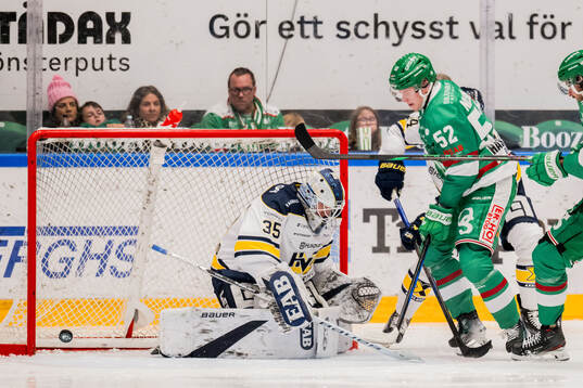 HV71s målvakt Olof Glifford och Rögles Felix Nilsson
